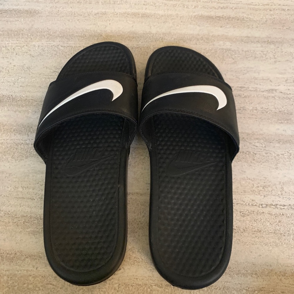 NIKE SLIDES